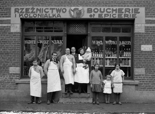 Kazimir Zgorecki. Façade d’une boucherie épicerie polonaise. Années 1930 © Musée national de l’histoire et des cultures de l’immigration