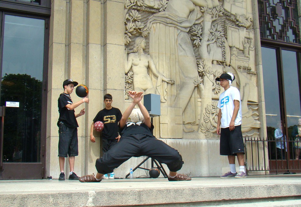 Foot free style. Photo : Lucile Humbert © Cité nationale de l'histoire de l'immigration