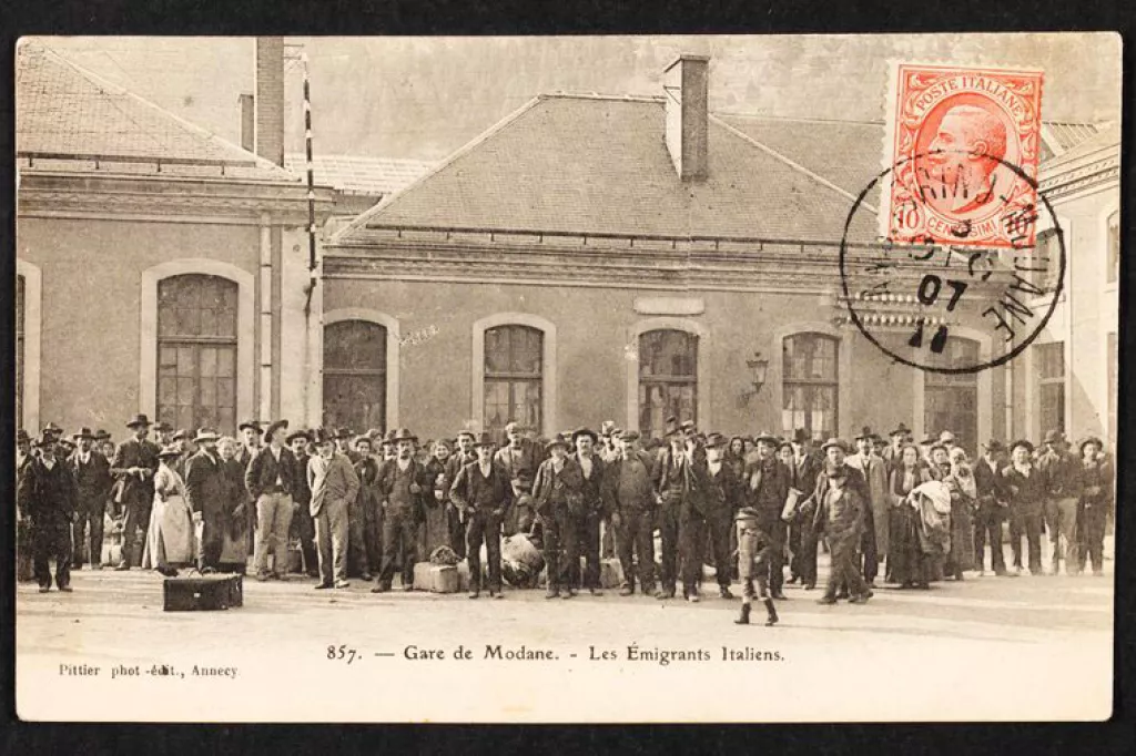 Immigrants italiens à la gare de Modane. Carte postale © Musée national de l'histoire et des cultures de l'immigration