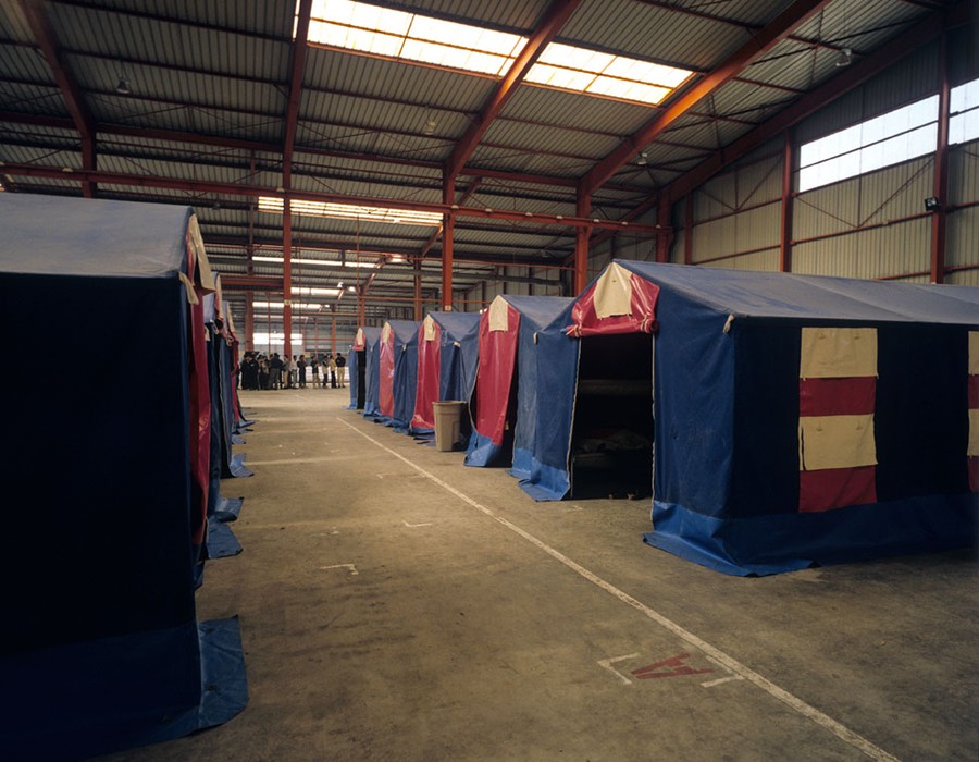 Jacqueline Salmon, Le Hangar, Sangatte, mai 2001 © Musée national de l'histoire et des cultures de l'immigration