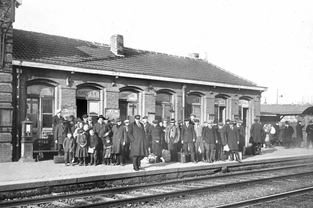 Arrivée d'immigrants polonais en gare d'Oignies (Pas-de-Calais)
