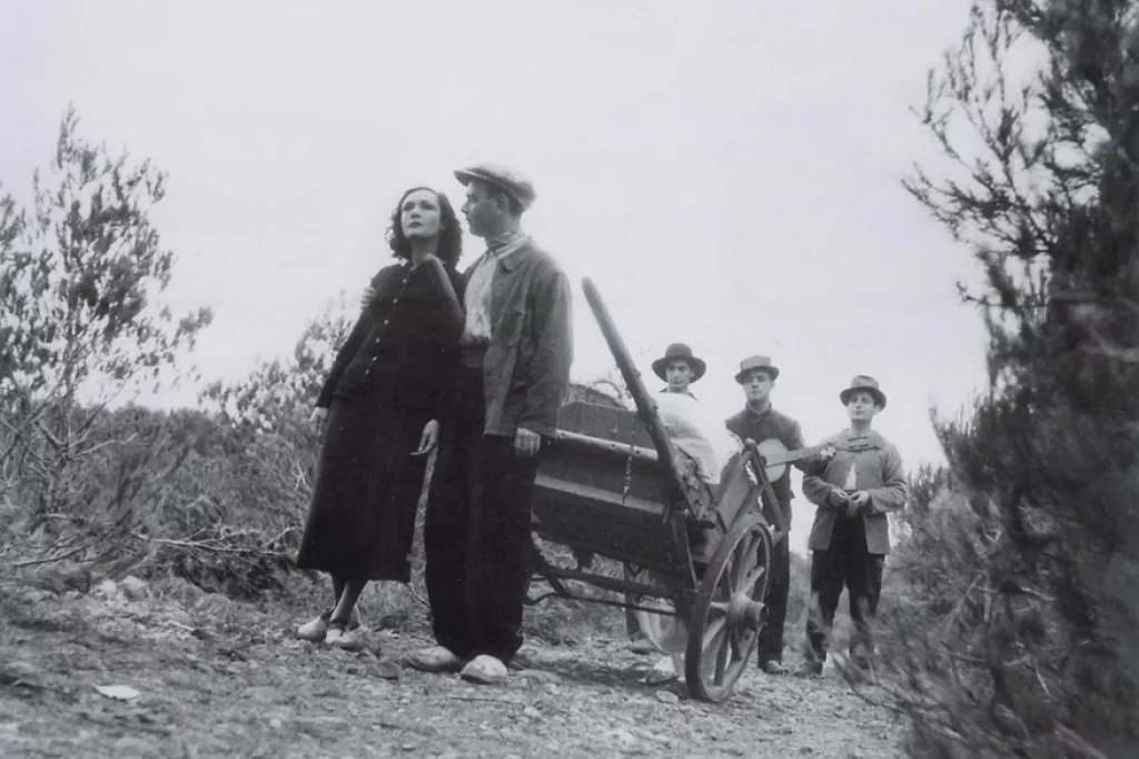 Au premier plan Celia Montalvan et Charles Blavette dans Toni © Gaumont 