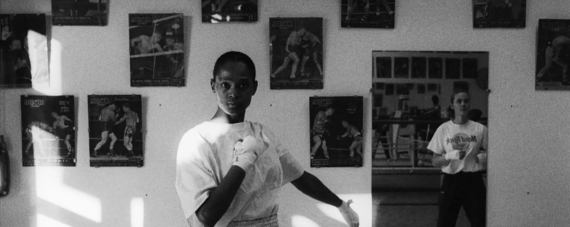 Photographie d'une salle de boxe avec deux femmes
