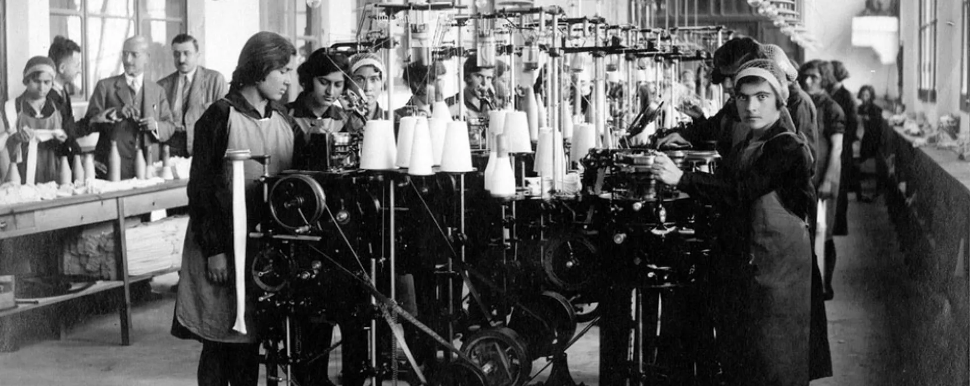 Atelier de couture à l’orphelinat Kébélian, Beyrouth, 1929. © Photo Abel, Coll. Bnu