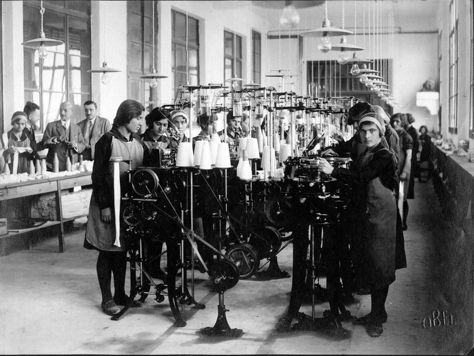 Atelier de couture à l’orphelinat Kébélian, Beyrouth, 1929. © Photo Abel, Coll. Bnu