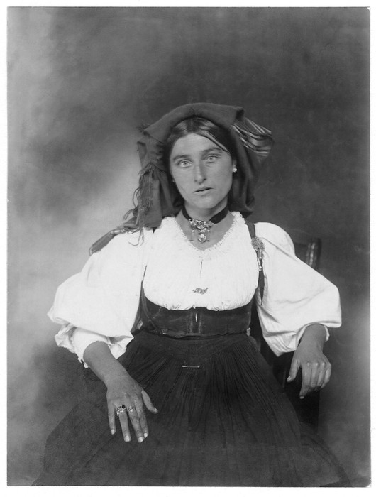 Augustus Sherman, Femme italienne, sans date © Courtesy the Statue of Liberty National Monument, the Ellis Island Immigration Museum, and the Aperture Foundation.