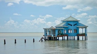 Bâtisse d'un restaurant abandonné situé à la pointe sud du delta du Mékong, Mui Ca Mau, où le trait de côte est soumis à la montée du niveau de la mer.