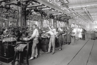 Guerre 1914-1918. Femmes et Chinois travaillant dans une usine d'armements française. © Collection Roger-Viollet / Roger-Viollet