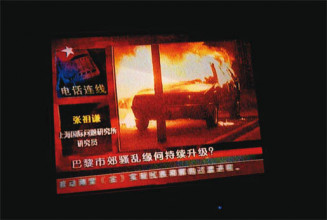 Journal télévisé de la CCTV chinoise sur les émeutes des banlieues en France- Shanghai, Chine, 2005 © Patrick Zachmann, Magnum Photos
