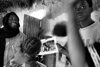 Moussa Diarra retourne dans son village natal après 12 années d’absence Diouncoulane, Mali, 1994 © Patrick Zachmann, Magnum Photos