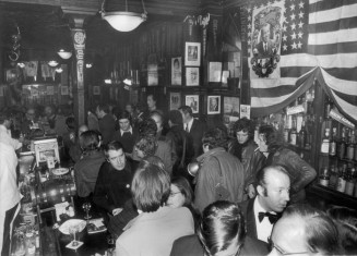 Des Américains de Paris réunis au Harry's bar, à l'occasion de l'élection présidentielle américaine du 8 novembre 1972. © Keystone-France