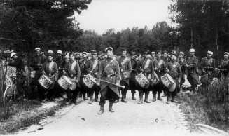 Guerre 1914-1918. Détachement de la Légion Etrangère se rendant au front. 1914. © Roger-Viollet