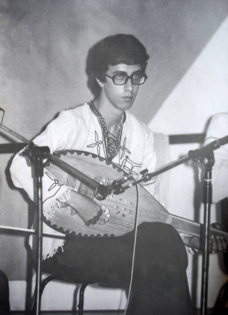 Taoufik jeune musicien en concert, années 70 © Collection particulière Taoufik Bestandji, Atelier du Bruit