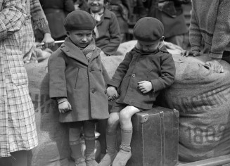 Enfant attendant leur départ pour la Pologne en wagons spéciaux suite à l‘évacuation de leur parents de la mine de Leforest 11/08/1934. © Agence Keystone/Eyedea