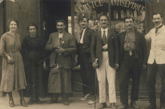 Les commerçants Saïd Hadjem et Arab Ougad devant leur boutique à Paris. 1922. Carte postale. Collection particulière Hamou Allam