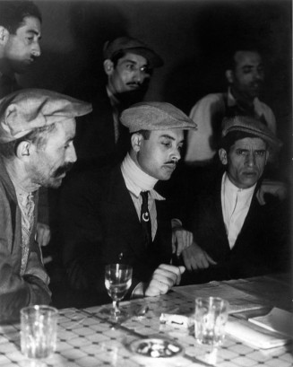 Rencontre des membres de l’Etoile Nord-Africaine dans un café, en région parisienne. Vers 1936. Marcel Cerf. Photographie. Collection Marcel Cerf