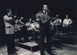 Akli Yahiatene et ses musiciens sur le plateau de l’émission Mosaïk, diffusée sur Fr3. 1979. Photographie. Collection Association Génériques