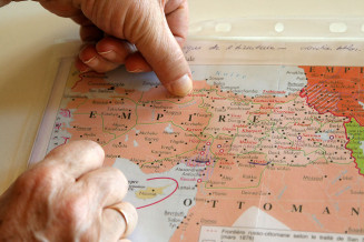 Maggy montre la carte de la Turquie actuelle, pour situer les lieux de naissance de ses parents © Collection particulère Maggy Baron, Atelier du Bruit