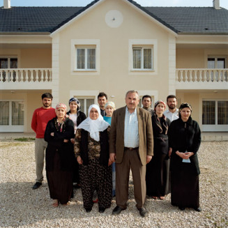 İmdat AYDIN, 58 ans, Aysel AYDIN. Leurs filles et leurs belles-filles. Mussy (Aube), 2007. © Ahmet Sel 