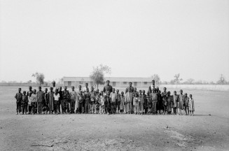 Mali, 1993. Village de Troula, près de Kayes. L'école a été financée par des travailleurs maliens habitant en Seine Saint-Denis © Patrick Zachmann/Magnum Photos/Musée national de l’histoire et des cultures de l’immigration, CNHI
