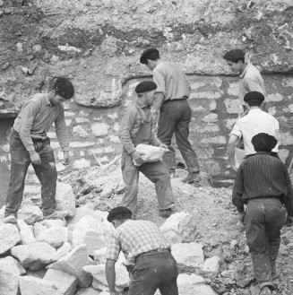 France 1963. Travailleurs immigrés portugais travaillant sur un chantier © Paul Almasy/AKG-images/Musée national de l’histoire et des cultures de l’immigration, CNHI