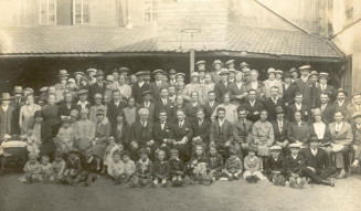 Les membres de l'association tchécoslovaque ouvrière de bienfaisance et de culture de Colombes et leur famille, Argenteuil 1930. © Archives de la Matica Slovenska/DR 