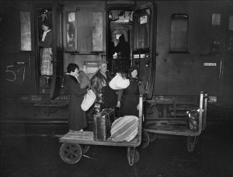 Guerre de 1939-1945. Slovaques regagnant leur pays en prenant le train à la gare de l'Est. Paris, janvier 1941. © LAPI/Roger-Viollet 