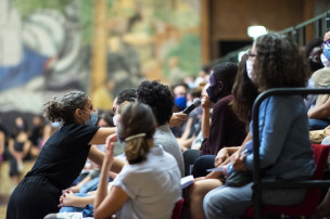 photo du public prenant la parole pendant une conférence