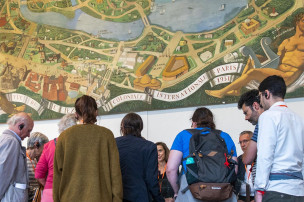 Photo d'une micro visite devant la maquette de l'exposition coloniale de 1031