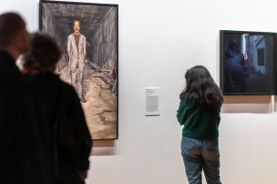 Public dans l'exposition Chaque vie est une histoire