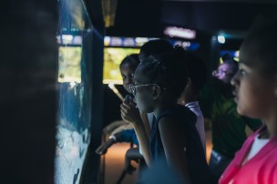 Enfants devant un bac de l'Aquarium