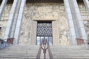 Photo de l'entrée du Palais de la Porte Dorée 