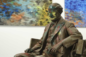 Vue de l’installation de "MONUMENTS", du 23 octobre 2025 au 3 mai 2026, au Geffen Contemporary at MOCA. 