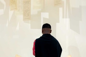 Photographie d'un visiteur dans l'exposition permanente 