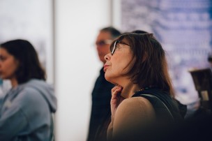 Public dans l'exposition 