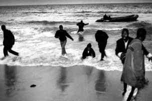 Go No Go, Les Frontières de l'Europe 1998-2002. Punta Paloma, Espagne 2001. Immigrants débarqués par des trafiquants marocains sur la plage. © Ad Van Denderen / Agence Vu'