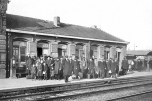 Arrivée d'immigrants polonais en gare d'Oignies (Pas-de-Calais)