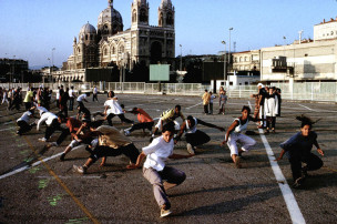 Marseille. Sous la direction de Karim Deddouh, des jeunes s'entraînent pour le spectacle Hip Hop de la Marcéleste 2000 © Jean-Erick Pasquier / Rapho / Eyedea