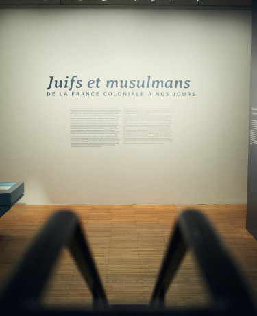 Salle de l'exposition Juifs et musulmans de la France coloniale à nos jours
