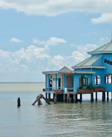 Bâtisse d'un restaurant abandonné situé à la pointe sud du delta du Mékong, Mui Ca Mau, où le trait de côte est soumis à la montée du niveau de la mer.