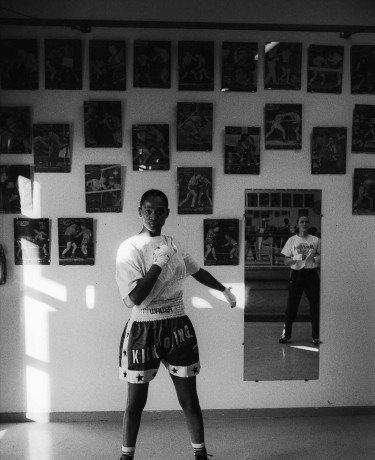 Photographie d'une salle de boxe avec deux femmes
