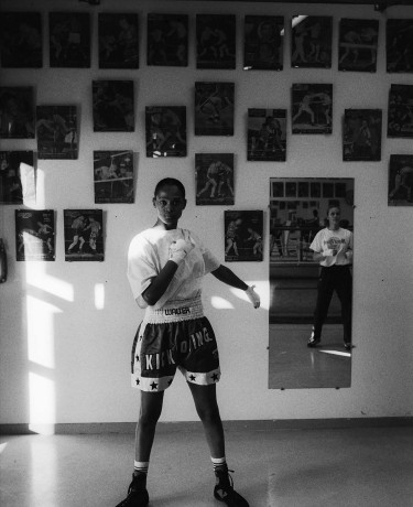 Photographie d'une salle de boxe avec deux femmes