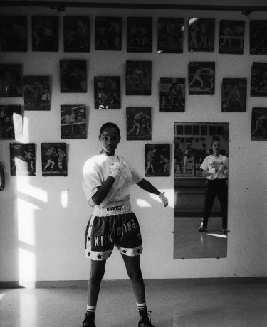Photographie d'une salle de boxe avec deux femmes