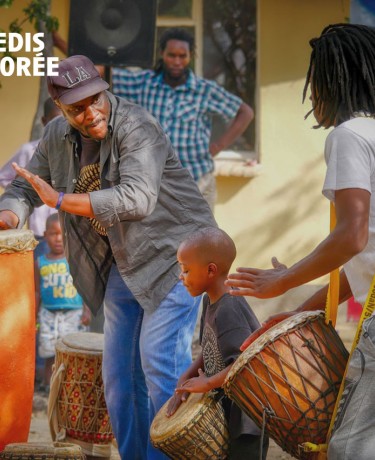 Affiche du Mercredi de la porte dorée sur le cycle de la mémoire et de l'esclavage. Un homme et une femme qui font de la musique dehors