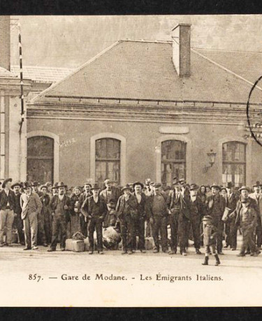 Immigrants italiens à la gare de Modane. Carte postale © Musée national de l'histoire et des cultures de l'immigration