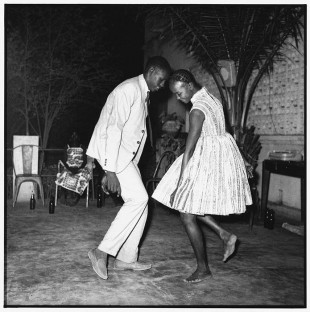 Malick Sidibé, Nuit de Noël, 1965. Tirage noir et blanc - Courtesy Collection agnès b.