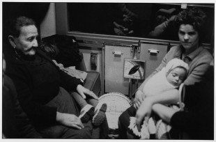 Immigrés portugais, train Hendaye-Paris, 1965 © Gérald Bloncourt, Musée national de l’histoire et des cultures de l’immigration, CNHI