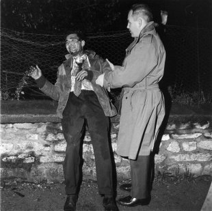 Elie Kagan, Algérien contre un grillage avec un policier lors de la manifestation du 17 octobre 1961 © Bibliothèque de documentation internationale contemporaine