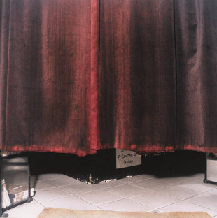 Paul Seawright, Sans titre, de la série « Sex Shop », 1996. Photographie couleur contrecollée sur aluminium Courtesy Collection agnès b.