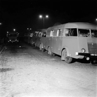 17 octobre 1961. Près du pont de Neuilly, camions de police © Elie Kagan/Bibliothèque de documentation internationale contemporaine